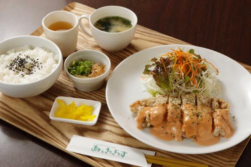 高知市アリとキリギリスチキン南蛮定食
